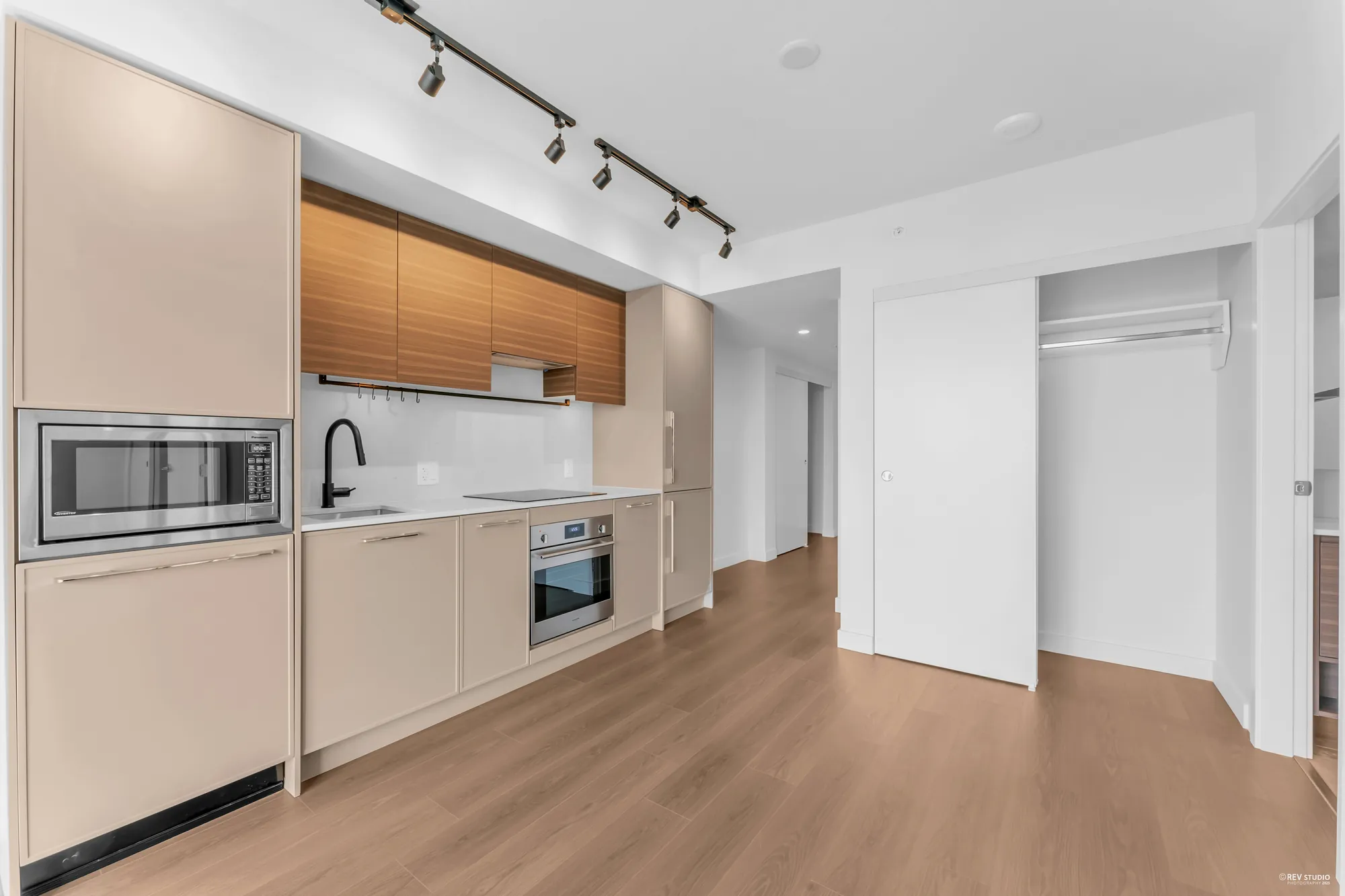 The kitchen seen from the foyer end